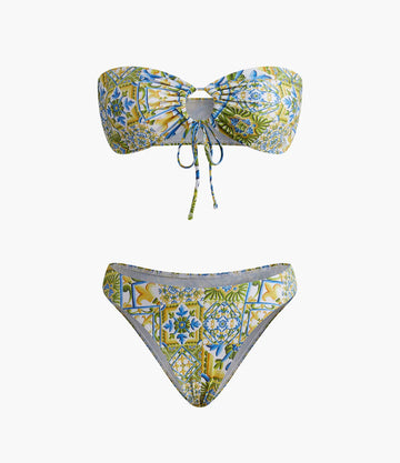 Bikini junto al mar